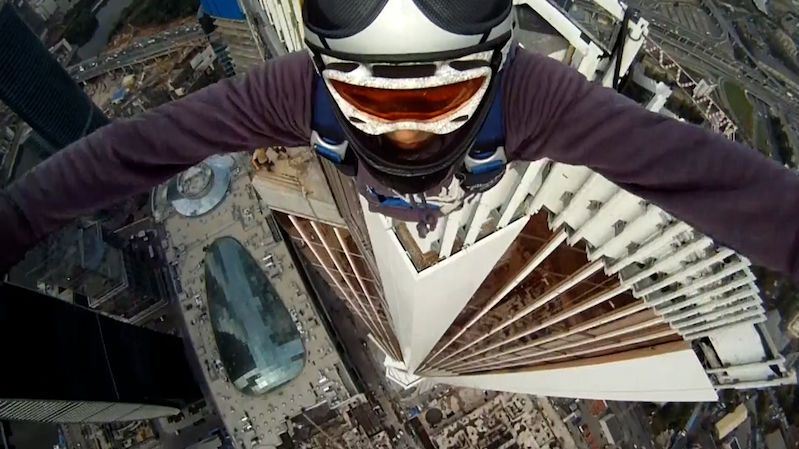 Ruský base jumper si troufl na někdejší nejvyšší budovu Evropy